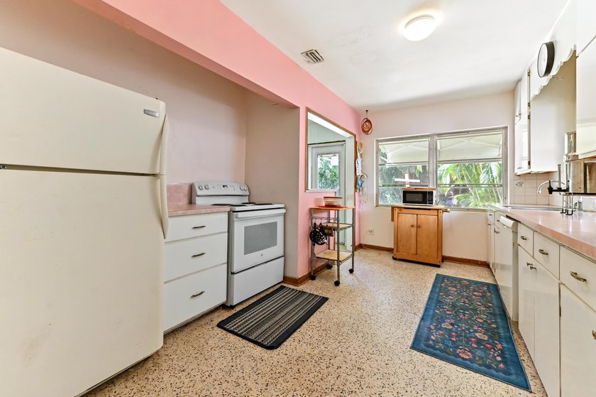 Single-family home located in the Historic District of Lake - photo 10