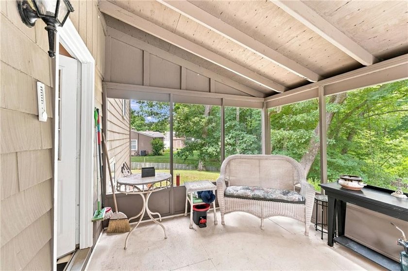 Opportunity knocks! Quintessential split home set in an ideal - photo 11
