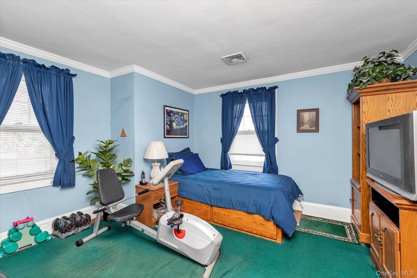 Merrick - Charming and Beautiful Colonial home with relaxing - photo 15