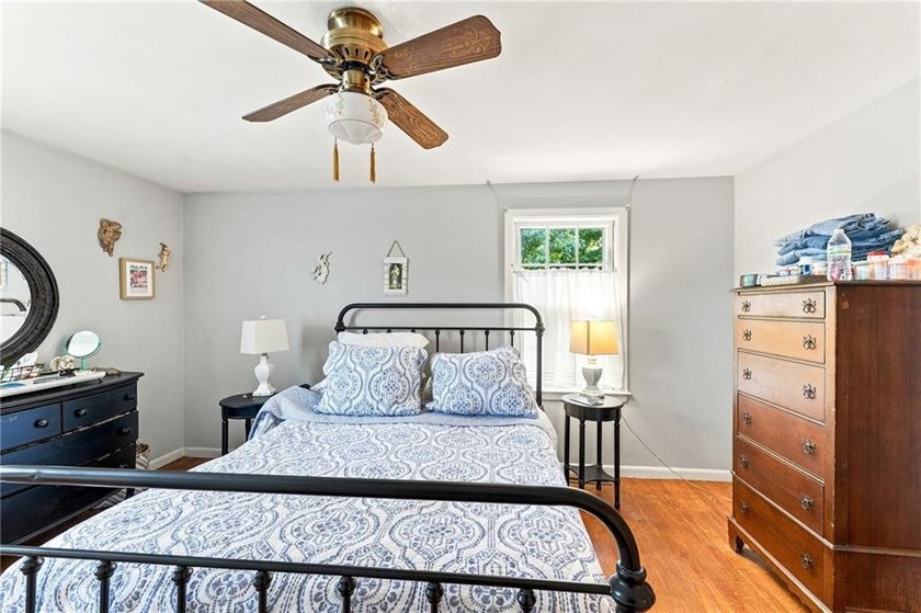 Opportunity knocks! Quintessential split home set in an ideal - photo 16