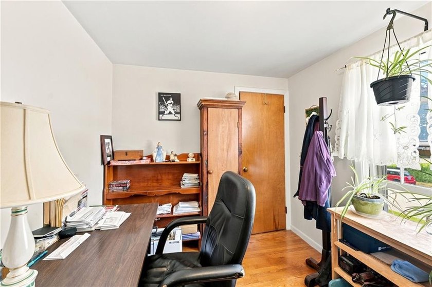 Opportunity knocks! Quintessential split home set in an ideal - photo 17