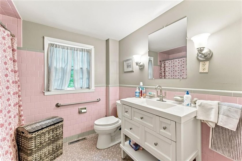 Opportunity knocks! Quintessential split home set in an ideal - photo 19