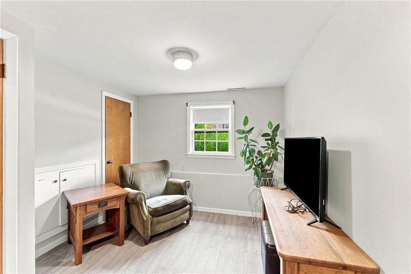Opportunity knocks! Quintessential split home set in an ideal - photo 21