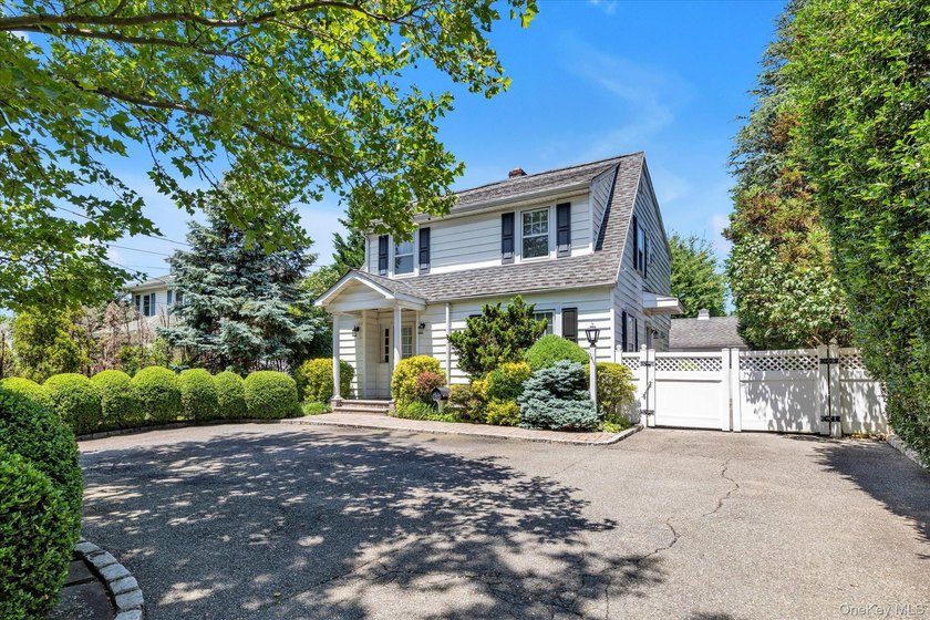 Merrick - Charming and Beautiful Colonial home with relaxing - photo 22