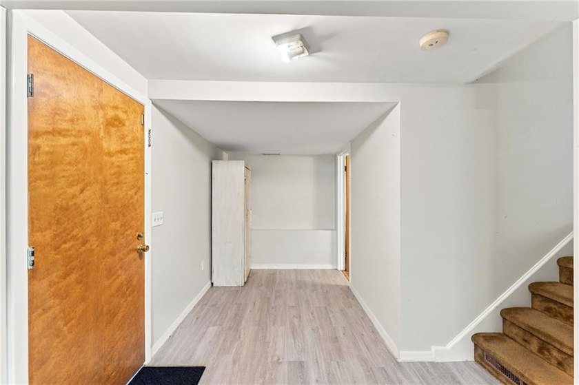 Opportunity knocks! Quintessential split home set in an ideal - photo 22