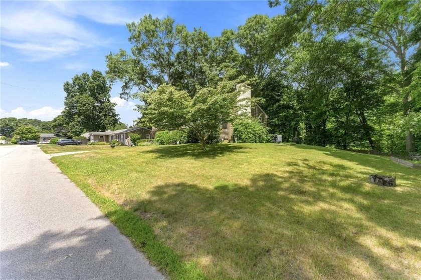 Opportunity knocks! Quintessential split home set in an ideal - photo 25