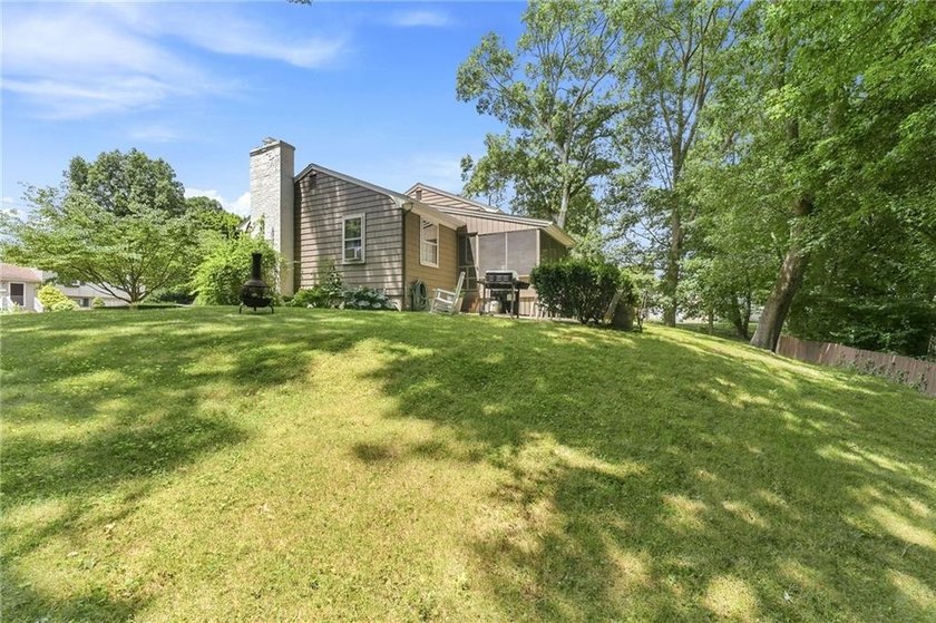 Opportunity knocks! Quintessential split home set in an ideal - photo 27
