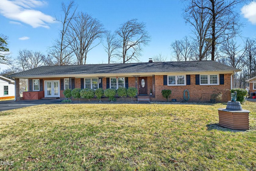 At almost 2,700 sq. ft, this large BEAUTIFULLY REMODELED - photo 2