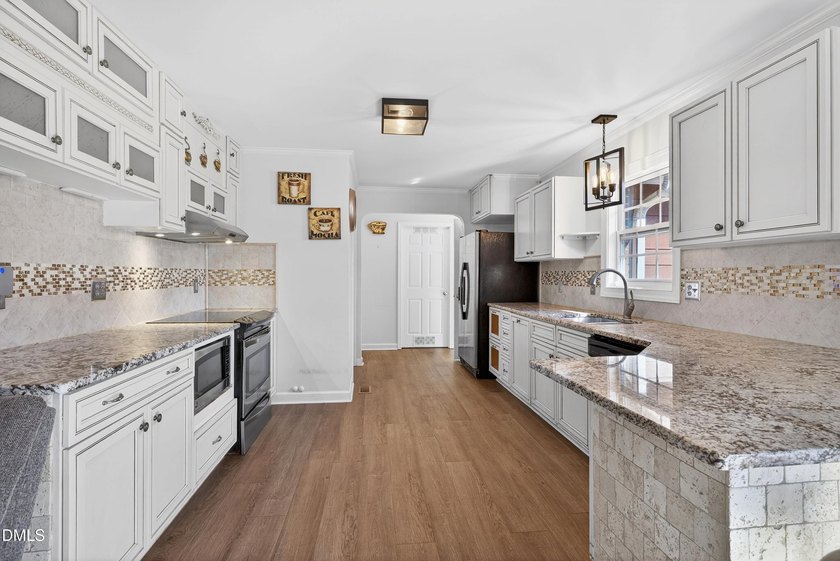 At almost 2,700 sq. ft, this large BEAUTIFULLY REMODELED - photo 4