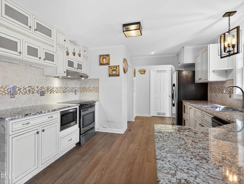 At almost 2,700 sq. ft, this large BEAUTIFULLY REMODELED - photo 5