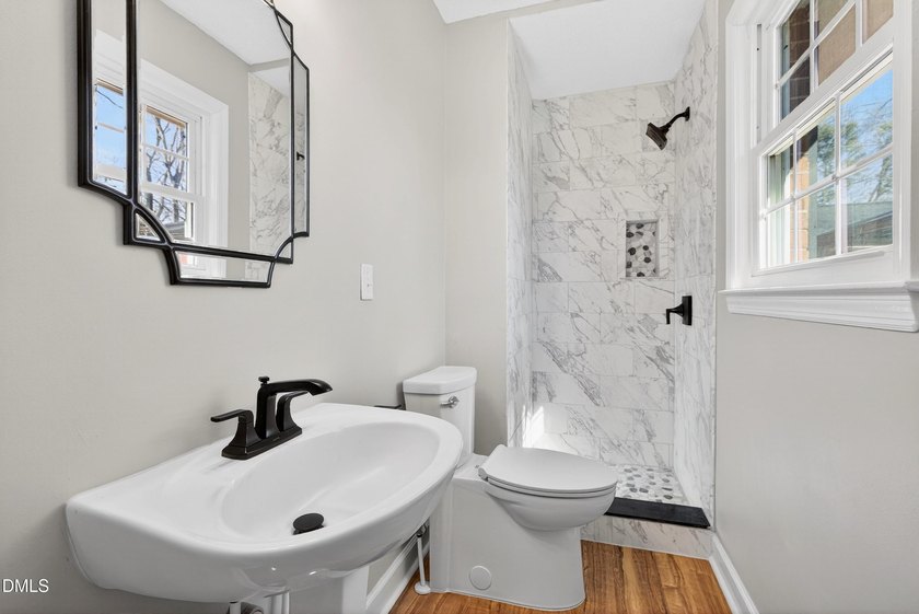 At almost 2,700 sq. ft, this large BEAUTIFULLY REMODELED - photo 8