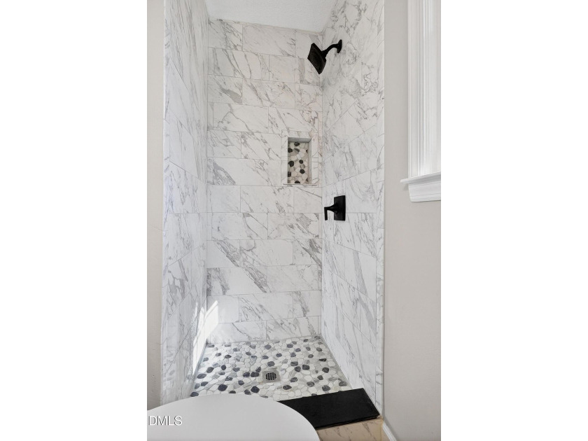 At almost 2,700 sq. ft, this large BEAUTIFULLY REMODELED - photo 9
