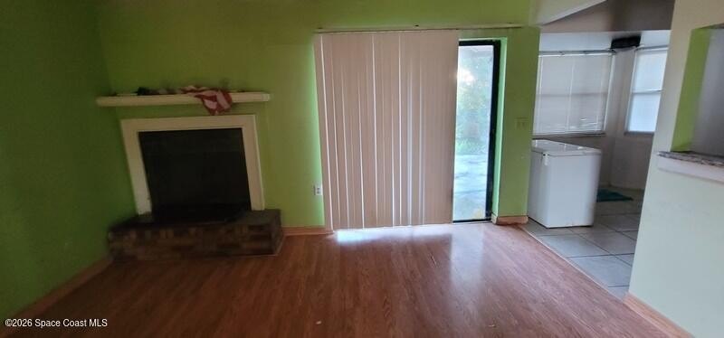 Beautiful 4/2 home with enclosed pool, open floor plan, vaulted - photo 7