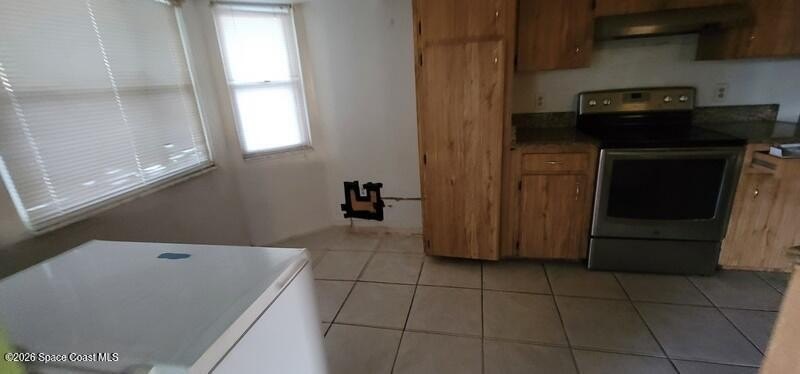 Beautiful 4/2 home with enclosed pool, open floor plan, vaulted - photo 8