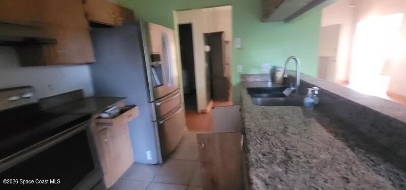 Beautiful 4/2 home with enclosed pool, open floor plan, vaulted - photo 9