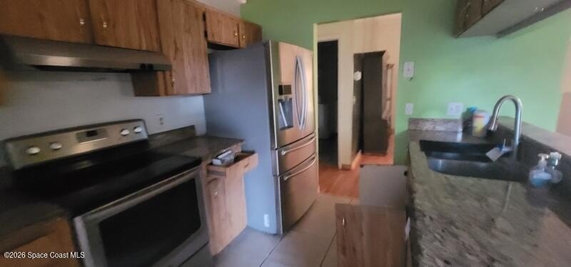 Beautiful 4/2 home with enclosed pool, open floor plan, vaulted - photo 10