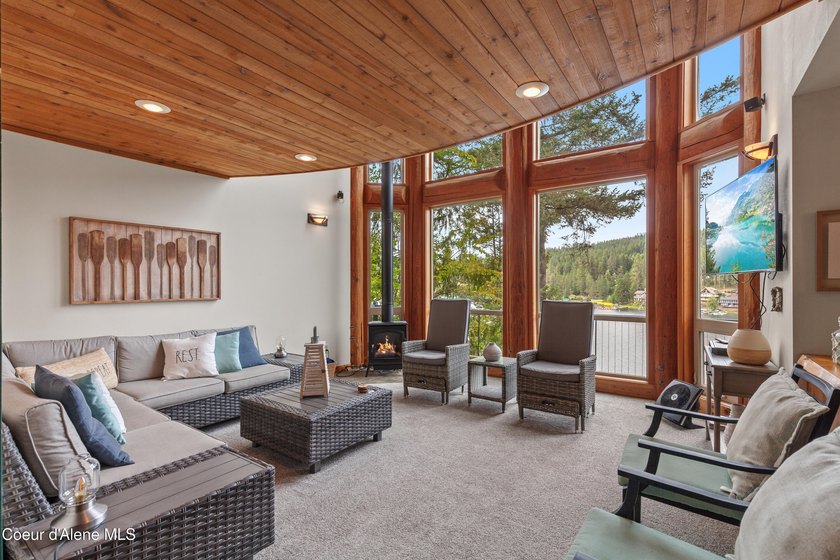SPECTACULAR HOME IN BEAUTIFUL ROCKFORD BAY, ''NO WAKE ZONE - photo 4