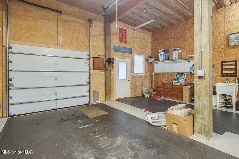 Nestled in a highly desirable golf cart community, this spacious - photo 25