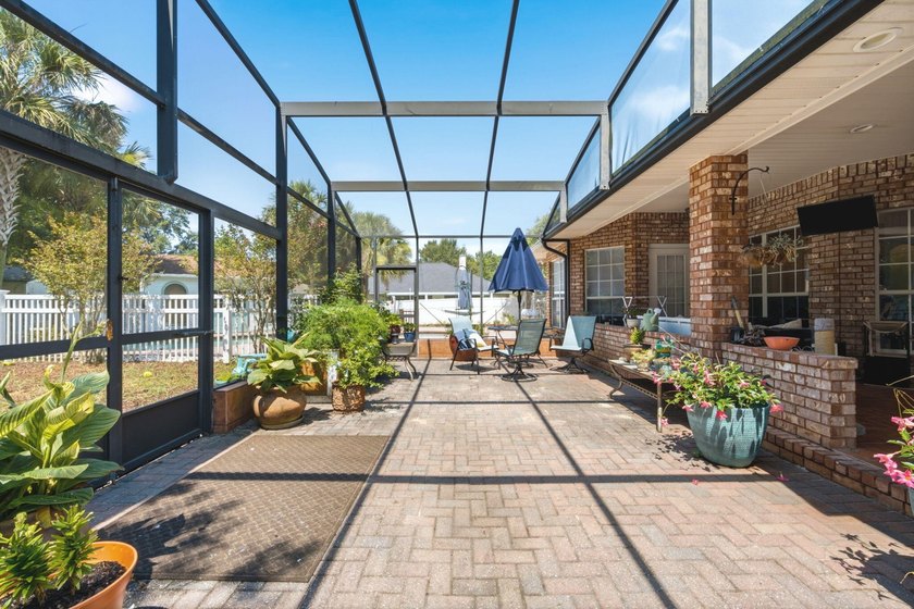 Welcome to your own private Gulf Breeze retreat, where timeless - photo 31
