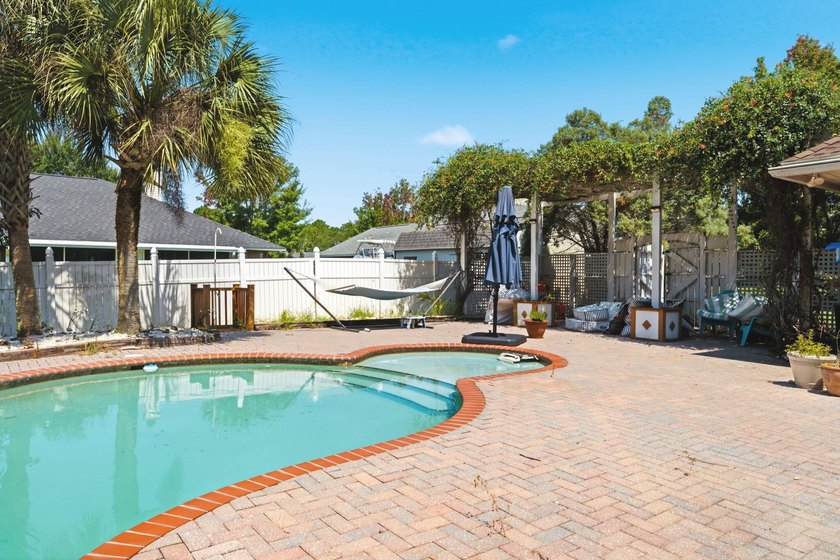 Welcome to your own private Gulf Breeze retreat, where timeless - photo 32