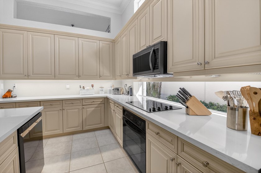 This open and bright 3 bdrm 3 bath home is the one you want! - photo 8