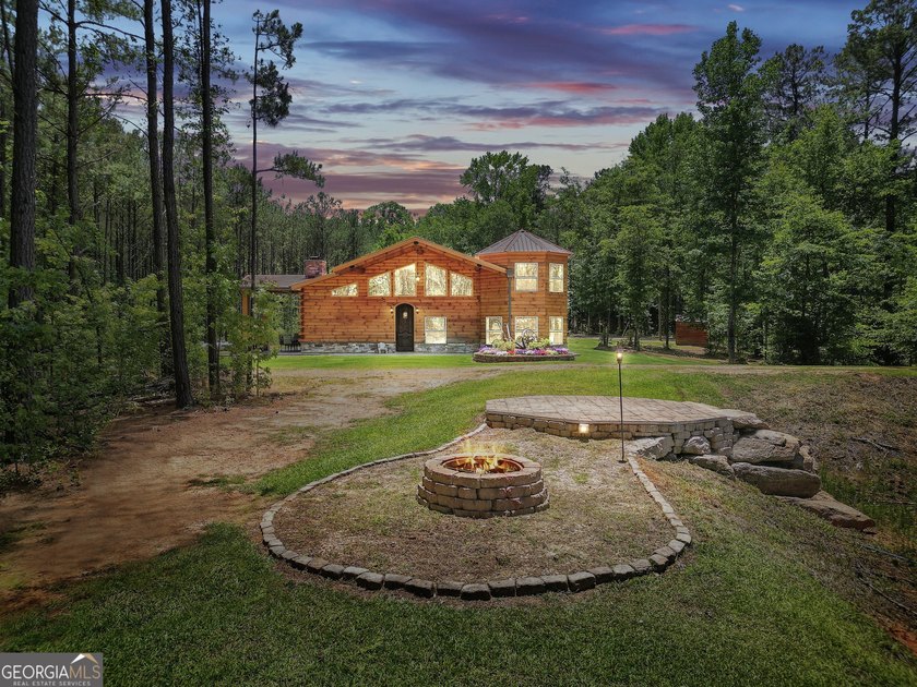 Beautifully custom-built log cabin style home privately situated - photo 8