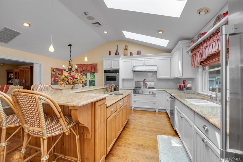 WELCOME TO #8 BRIARFIELD DRIVE - LAKE SUCCESS SPRAWLING COLONIAL - photo 11