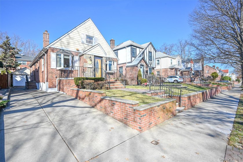 Just Arrived! Detached 4-bedroom, 2-bath Cape in a prime - photo 2