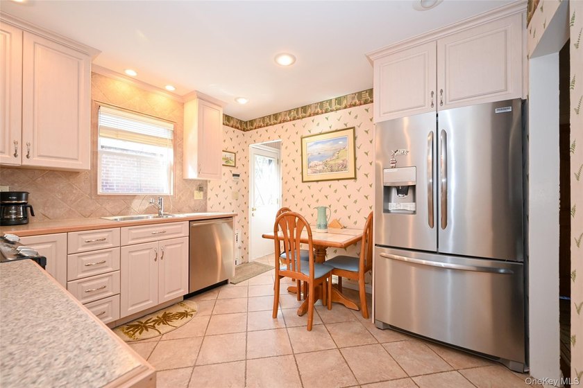 Just Arrived! Detached 4-bedroom, 2-bath Cape in a prime - photo 3