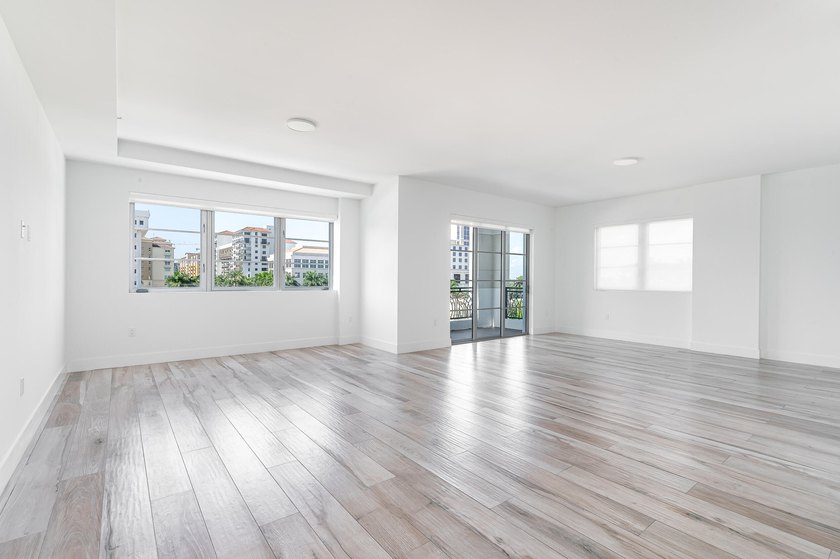 Spacious residence with an open concept floor plan, featuring 2 - photo 4