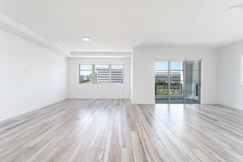 Spacious residence with an open concept floor plan, featuring 2 - photo 5