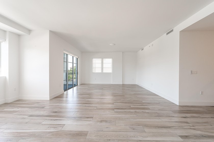 Spacious residence with an open concept floor plan, featuring 2 - photo 8