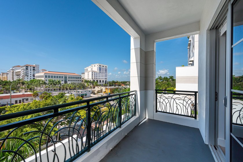 Spacious residence with an open concept floor plan, featuring 2 - photo 9