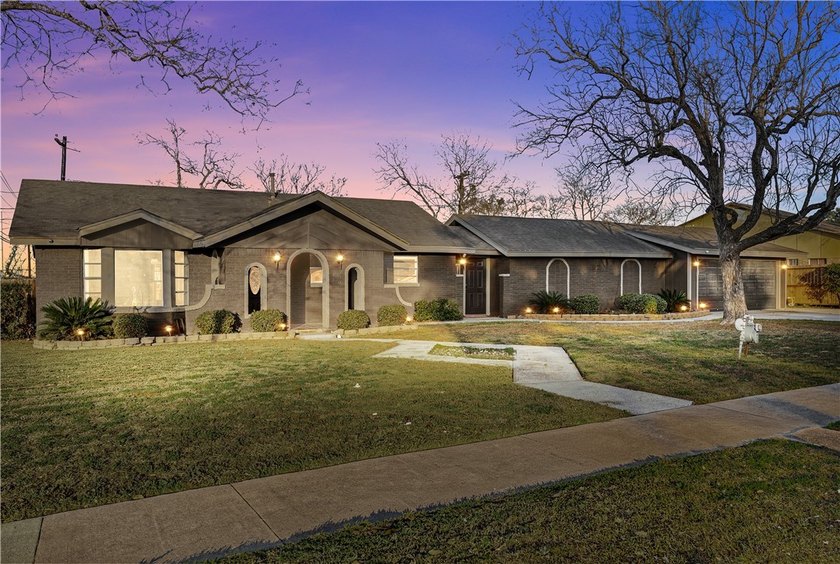 Experience the perfect blend of classic style and modern comfort - photo 2