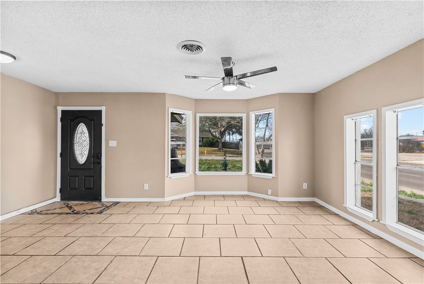 Experience the perfect blend of classic style and modern comfort - photo 6