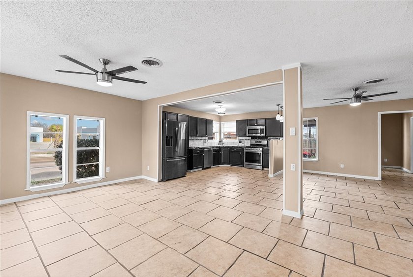 Experience the perfect blend of classic style and modern comfort - photo 7