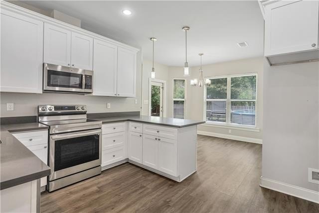 Welcome to this beautifully crafted custom all-brick home - photo 6