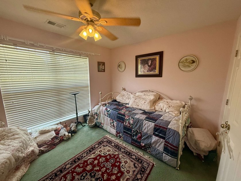 Welcome to this beautifully maintained home in the Arrowhead - photo 12