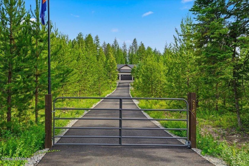 Luxury New Construction on 5 Private Wooded Acres! This - photo 5