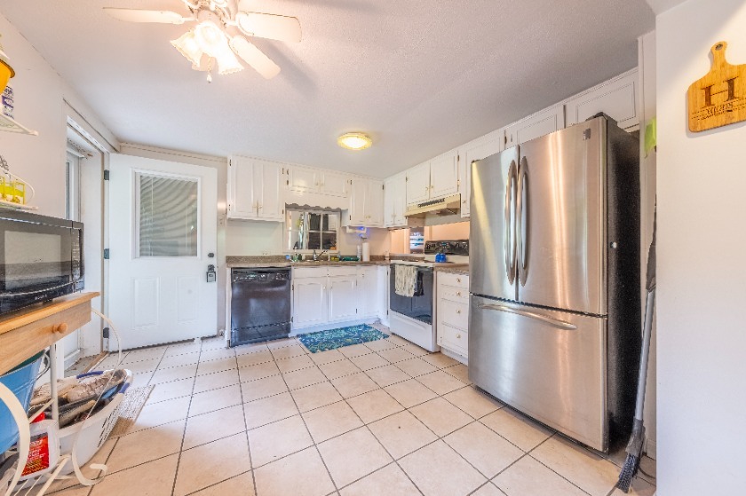 Rental friendly neighborhood, gentle walk to water! - photo 8