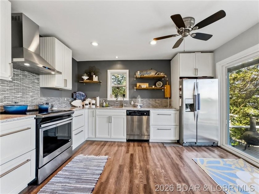 Great Lake View and nice open Decks with a Hot Tub! Vaulted - photo 19