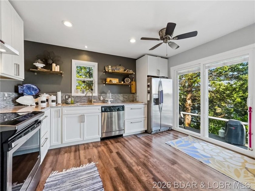 Great Lake View and nice open Decks with a Hot Tub! Vaulted - photo 20