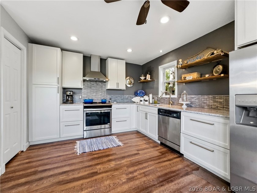 Great Lake View and nice open Decks with a Hot Tub! Vaulted - photo 21