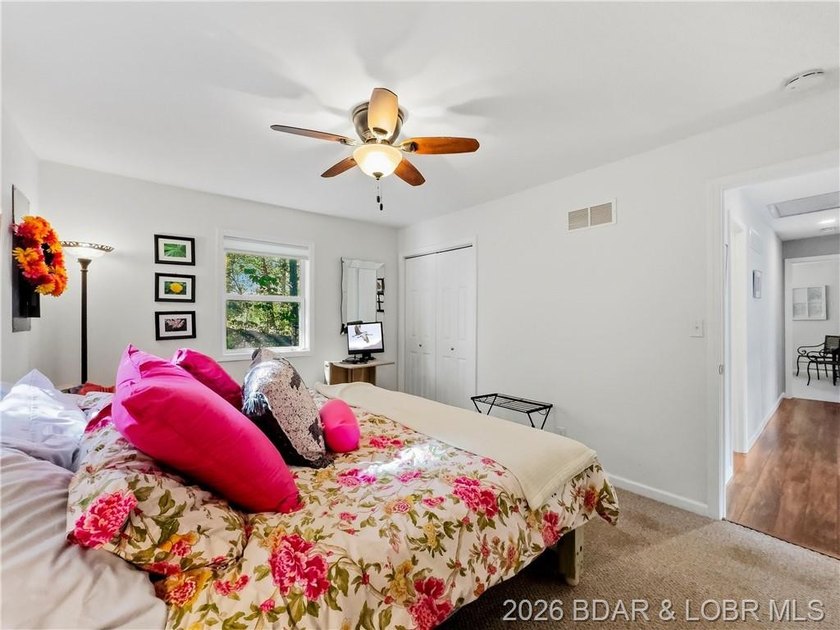 Great Lake View and nice open Decks with a Hot Tub! Vaulted - photo 27
