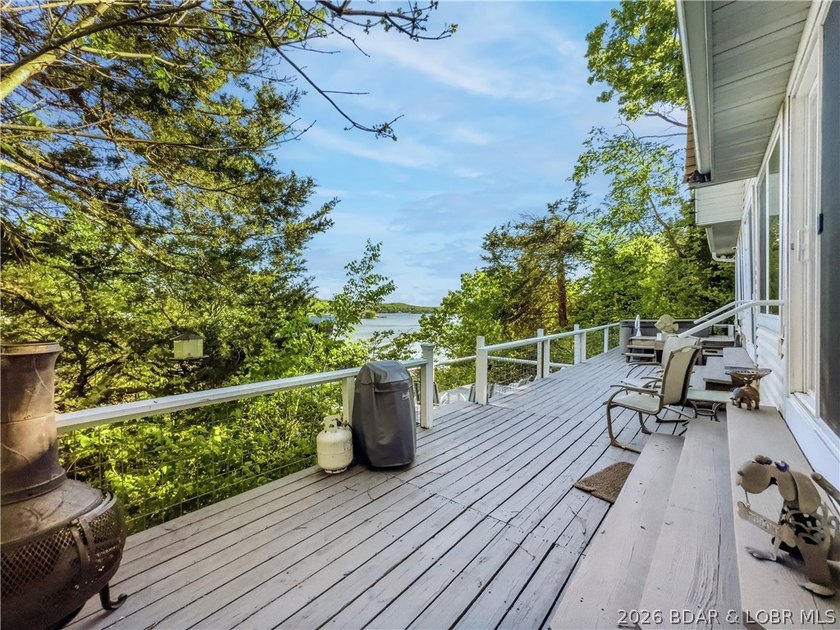 Great Lake View and nice open Decks with a Hot Tub! Vaulted - photo 31