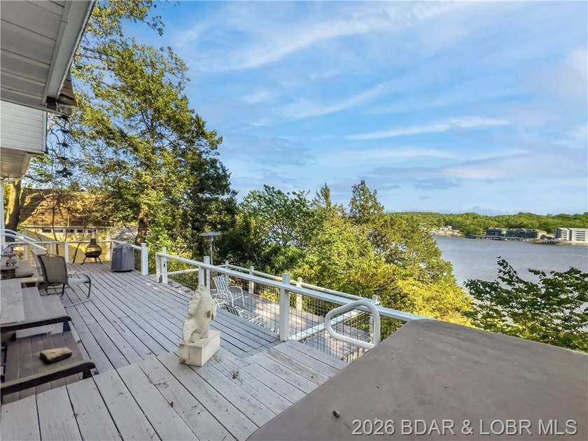Great Lake View and nice open Decks with a Hot Tub! Vaulted - photo 32