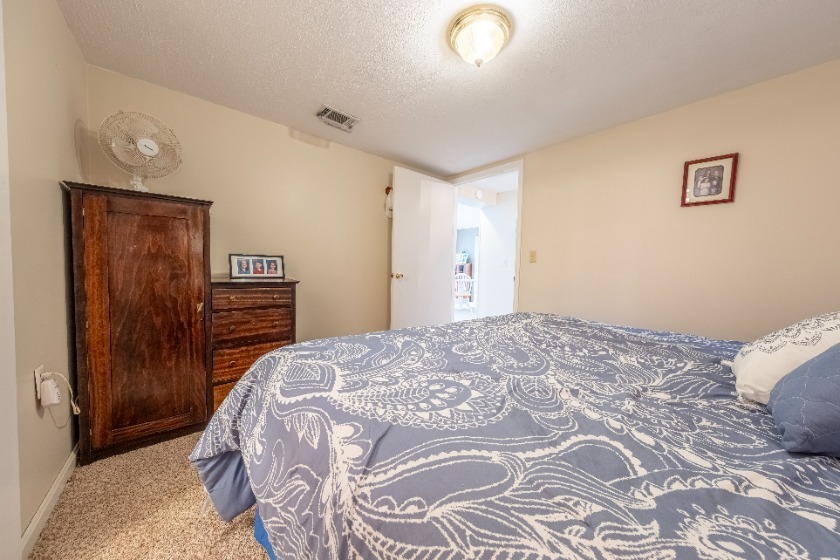 Rental friendly neighborhood, gentle walk to water! - photo 20