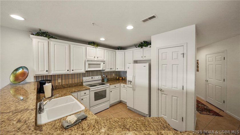 Three bedrooms, three full baths, two of those bedrooms lakeside - photo 14