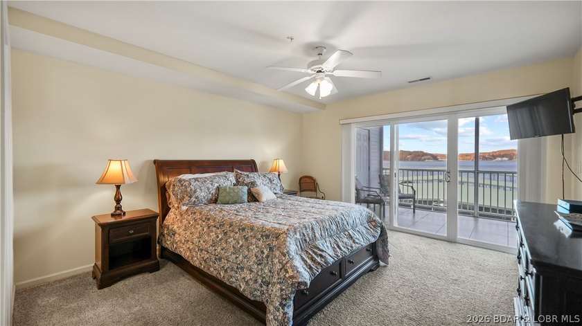 Three bedrooms, three full baths, two of those bedrooms lakeside - photo 18