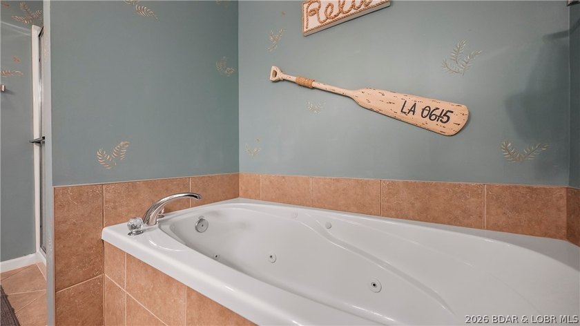 Three bedrooms, three full baths, two of those bedrooms lakeside - photo 22